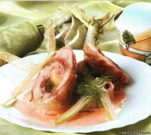 Фото Рулет из курицы с сыром и нежным розовым соусом