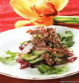 Фото Огуречный салат с говядиной и кунжутом
