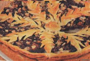 Открытый пирог с вишней и орехами