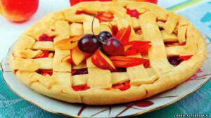 Фото Именинный пирог с вишнями и персиками